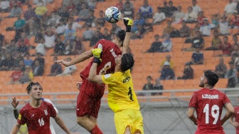 Penjaga Gawang Timnas Iran U-17 Shakouri Arsha menghalau umpan pemain Timnas Inggris U-17 pada pertandingan Grup C Piala Dunia U-17 2023 di Jakarta International Stadium (JIS), Jakarta, Selasa (14/11/2023). [Suara.com/Alfian Winanto]