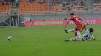 Pesepak bola Timnas Inggris U-17 Nwaneri Ethan melakukan tekel kepada Pemain Timnas Iran U-17 Sadeghi Mahan pada pertandingan Grup C Piala Dunia U-17 2023 di Jakarta International Stadium (JIS), Jakarta, Selasa (14/11/2023). [Suara.com/Alfian Winanto]