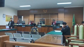 Korupsi Dana Desa untuk Sawer LC di Hiburan Malam, Kades Lontar Dituntut 6 Tahun Penjara