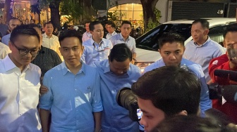 Sebelum Berangkat ke Kantor KPU, Gibran Cium Tangan, Prabowo Balas Merangkul