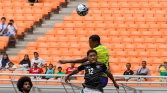 Pesepak bola Timnas Brasil U-17 Rayan beradu bola atas pemain Timnas Kaledonia Baru U-17 Upa Jytrhim pada pertandingan Grup C Piala Dunia U-17 2023 di Jakarta International Stadium (JIS), Jakarta, Selasa (14/11/2023). [Suara.com/Alfian Winanto]