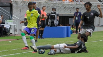 Pesepak bola Timnas Brasil U-17 Estevao berusaha menghindari tackel pemian Timnas Kaledonia Baru U-17 Diko Gregory pada pertandingan Grup C Piala Dunia U-17 2023 di Jakarta International Stadium (JIS), Jakarta, Selasa (14/11/2023). [Suara.com/Alfian Winanto]