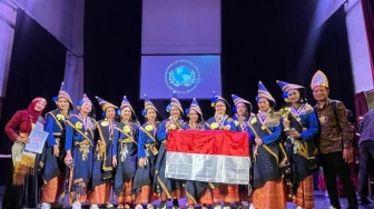 Bangga! Perwakilan Indonesia Juara Kompetisi Folklore Internasional di Ceko