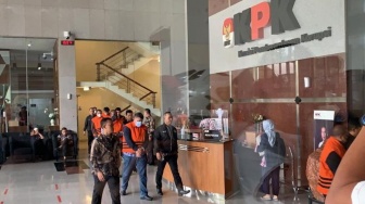 Diborgol dan Pakai Rompi Tahanan Oranye, Pj Bupati Sorong Yan Piet Mosso dkk Resmi Ditahan KPK!