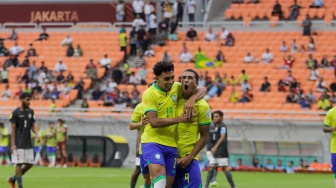 Pesepak bola Timnas Brasil U-17 Kaua Elias berselebrasi dengan rekan setimnya Luighi usai berhasil mencetak gol ke gawang Timnas Kaledonia Baru U-17 pada pertandingan Grup C Piala Dunia U-17 2023 di Jakarta International Stadium (JIS), Jakarta, Selasa (14/11/2023). [Suara.com/Alfian Winanto]