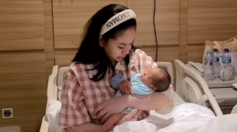 Video Denise Chariesta Sedang Menyusui Baby DC Dihujat, Padahal Begini Tips Mudah Beri ASI di Tempat Umum