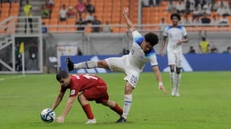 Pesepak bola Timnas Inggris U-17 Nwaneri Ethan  berebut bola dengan Pemain Timnas Iran U-17 Sadeghi Mahan pada pertandingan Grup C Piala Dunia U-17 2023 di Jakarta International Stadium (JIS), Jakarta, Selasa (14/11/2023). [Suara.com/Alfian Winanto]