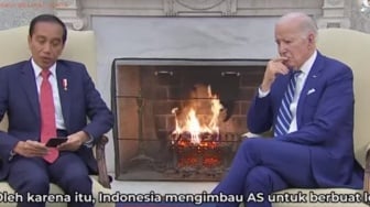 Ekspresi Jokowi Disorot  saat Tiba-tiba Diajak Jabat Tangan Joe Biden