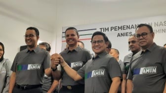 Anies Unggah Foto Kapten Timnas AMIN di Depan Pesawat Tempur F-16: Ngeri Nggak?