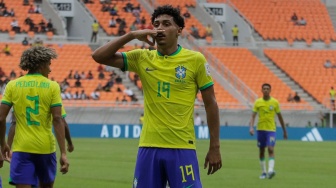 Pesepak bola Timnas Brasil U-17 Luighi berselebrasi usai berhasil mencetak gol ke gawang Timnas Kaledonia Baru U-17 pada pertandingan Grup C Piala Dunia U-17 2023 di Jakarta International Stadium (JIS), Jakarta, Selasa (14/11/2023). [Suara.com/Alfian Winanto]