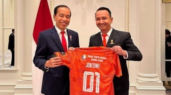 Persiraja Serahkan Jersey Nomor Punggung 01 ke Presiden Jokowi