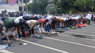 Demonstran Salat Berjamaah di Depan GBK, Berdoa Konser Coldplay Dibatalkan