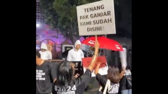 Pendukung Prabowo Subianto dan Anies Bubar Karena Hujan, Pendukung Ganjar Tak Gentar