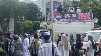 Tolak Konser Coldplay, Demonstran Anti LGBT Dorong-dorongan dengan Polisi di Senayan