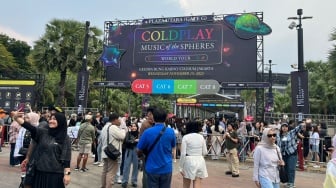 LIVE STREAMING: Suasana di GBK Jelang Konser Coldplay