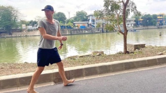 Menyusuri Jejak Nyeker Chris Martin Coldplay yang Viral di Stasiun LRT Dukuh Atas