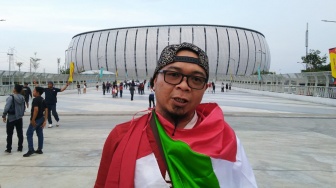 Jauh-Jauh Datang dari Kalbar, Penonton Ini Sambangi JIS Demi Kibarkan Bendera Palestina