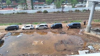 Lahan Parkir Tak Tersedia Dekat JIS, Penonton Piala Dunia U-17 2023 Parkirkan Kendaraan di Pinggir Rel