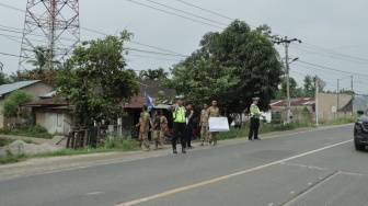 Polres Sergai Kawal Penertiban Alat Peraga Sosialisasi Milik Caleg