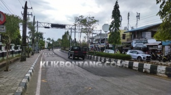 Dikerjakan Tengah Malam, Jalan Nasional di Bontang Ini Baru Diaspal Sebagian