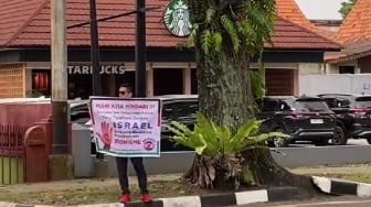 Politikus PDIP Sendirian Gelar Aksi Boikot Produk Israel di Padang: Hindari Transaksi yang Mendukung Penjajah Palestina!