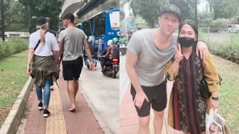 Tak Bisa Nonton Konser Coldplay, Hoki Seumur Hidup Perempuan Ini Terpakai: Bisa Foto Bareng Chris Martin di Stasiun LRT