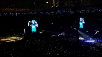 Pakai Topeng Alien, Coldplay Nyanyi Something Just Like This Pakai Bahasa Isyarat di GBK