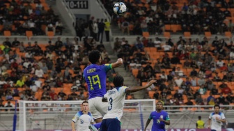 Pesepak bola Timnas Brasil U-17 Luighi berebut bola dengan Pemain Timnas Inggris U-17 Meghoma Jayden pada pertandingan Grup C Piala Dunia U-17 2023 di Jakarta International Stadium (JIS), Jakarta, Jumat (17/11/2023). [Suara.com/Alfian Winanto]