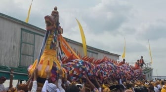 Apa Itu Ngulur Naga? Ritual Adat Unik di Puncak Kemeriahan Festival Erau