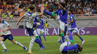 Pesepak bola Timnas Brasil U-17 Da Mata berebut bola dengan Pemain Timnas Inggris U-17 Murray Campbell Harrison pada pertandingan Grup C Piala Dunia U-17 2023 di Jakarta International Stadium (JIS), Jakarta, Jumat (17/11/2023). [Suara.com/Alfian Winanto]