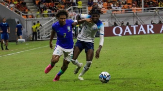 Pesepak bola Timnas Brasil U-17 Pedro Lima berebut bola dengan Pemain Timnas Inggris U-17 Ndala Joel pada pertandingan Grup C Piala Dunia U-17 2023 di Jakarta International Stadium (JIS), Jakarta, Jumat (17/11/2023). [Suara.com/Alfian Winanto]