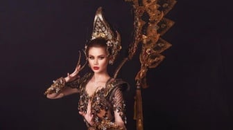 Tampil Memukau Pakai Kostum Nasional 'Ratu Luhur' di Miss Universe 2023, Cara Jalan Fabienne Nicole Ramai Digunjing