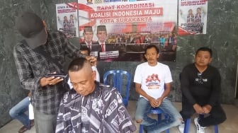 Relawan Prabowo-Gibran di Solo Cukur Gundul, Buang Sial dan Biar Menang