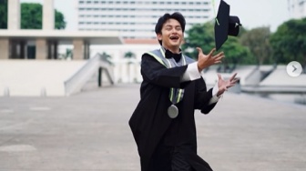 9 Potret Wisuda Randy Martin, Resmi Bergelar Sarjana Administrasi Bisnis