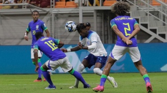 Pesepak bola Timnas Inggris U-17 Ndala Joel berebut bola dengan pemain Timnas Brasil U-17 Sidney pada pertandingan Grup C Piala Dunia U-17 2023 di Jakarta International Stadium (JIS), Jakarta, Jumat (17/11/2023). [Suara.com/Alfian Winanto]