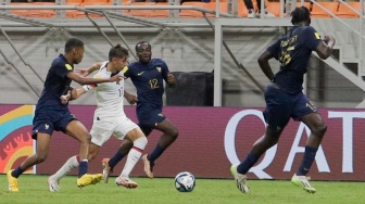 Pesepak bola Timnas Amerika Serikat U-17 David Vazquez berusaha melewati pemain Timnas Prancis U-17 pada pertandingan Grup E Piala Dunia U-17 2023 di Jakarta International Stadium (JIS), Jakarta, Sabtu (18/11/2023). [Suara.com/Alfian Winanto]
