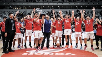 Menpora RI Ario Bimo Nandito Ariotedjo Hadiri Final Honda DBL DKI Series di Indonesia Arena, Serahkan Trofi dan Scoopy