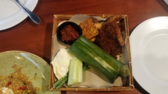 Lezatnya Menu Masakan Sunda di Bistro Amera Jambi, Nasi Liwetnya Juara