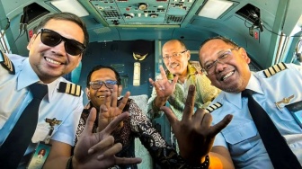 Sosok Capt. Widiyatno dan Co-Pilot Dirga, Pilot Garuda yang Pose 3 Jari Bareng Mahfud MD