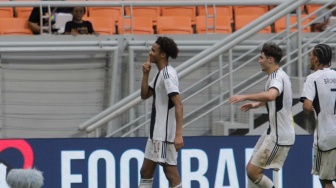 Pesepak bola Timnas Jerman U-17 David Odogu berselebrasi dengan rekan setimnya usai berhasil mencetak gol ke gawang Timnas Venezuela U-17 pada pertandingan Grup F Piala Dunia U-17 2023 di Jakarta International Stadium (JIS), Jakarta, Sabtu (18/11/2023). [Suara.com/Alfian Winanto]