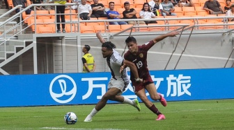 Pesepak bola Timnas Jerman U-17 Paris Brunner berebut bola dengan pemain Timnas Venezuela U-17 Junior Colina pada pertandingan Grup F Piala Dunia U-17 2023 di Jakarta International Stadium (JIS), Jakarta, Sabtu (18/11/2023). [Suara.com/Alfian Winanto]