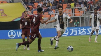 Pesepak bola Timnas Jerman U-17 David Odogu berusaha melewati pemain Timnas Venezuela U-17 pada pertandingan Grup F Piala Dunia U-17 2023 di Jakarta International Stadium (JIS), Jakarta, Sabtu (18/11/2023). [Suara.com/Alfian Winanto]