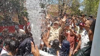 Momen Prabowo Subianto Mandi Bareng Anak-anak di Lebak Banten