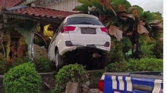 Brakk! Mobil Tabrak Rumah Dinas Wakil Wali Kota Solo, Begini Kronologinya