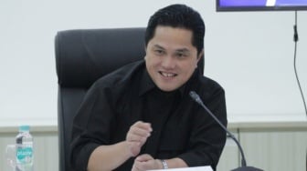 Foto Pilot Garuda Pose Tiga Jari dengan Mahfud MD, Erick Thohir Tertawa: Bukan ASN