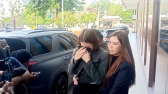 Tiba di Kantor Polisi, Rinoa Aurora Menangis Masih Trauma Dianiaya Leon Dozan