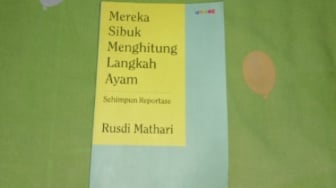 Wajib Dibaca, Inilah Buku Reportase "Mereka Sibuk Menghitung Langkah Ayam"