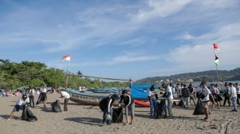 Genjot Industri Pariwisata Pangandaran Lewat Aksi Bersih-bersih Pantai