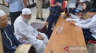 Datangi Kantor Gibran, Abu Bakar Ba'asyir Titip Surat untuk Capres Prabowo