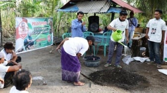 Peternak dan Petani di Lombok Tengah Diberi Pelatihan Pengolahan Pupuk Organik